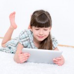 Lille pige med en Apple iPad