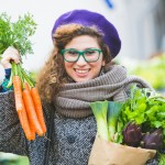 Kvinde har købt friske grøntsager